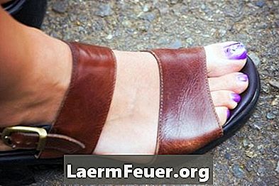 Como lacear sandálias de couro