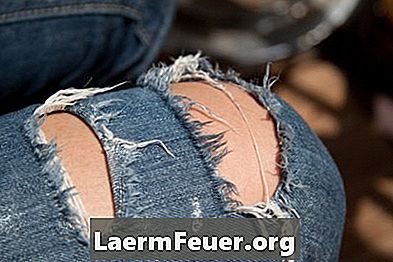 Un modo semplice di frangiare nei jeans
