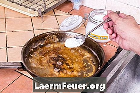 Kako očistiti zažgano hrano z dna nelepljive plošče