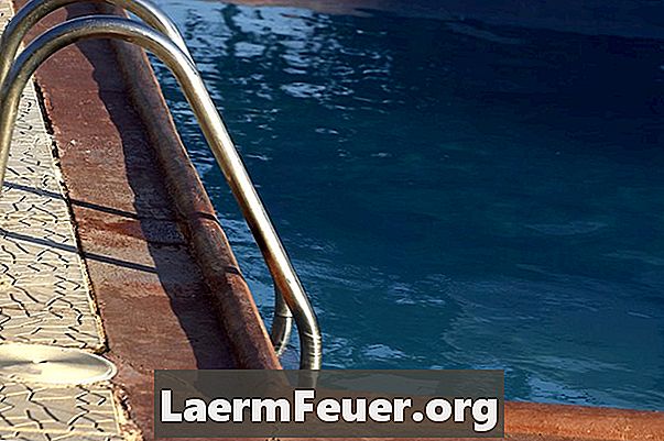 Comment nettoyer l'eau de piscine boueuse avec de l'acide muriatique