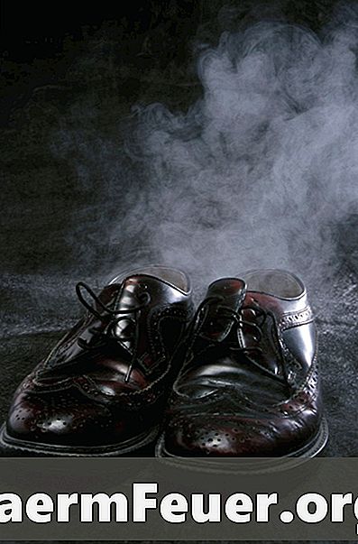 Como limpar o interior de sapatos com maus odores
