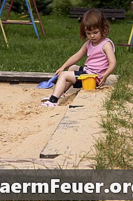 아이들의 모래 탱크를 청소하는 방법