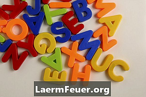 Hoe Montessori schuurpapier letters te gebruiken om woorden te vormen