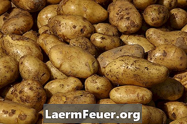 Como manter batatas descascadas frescas