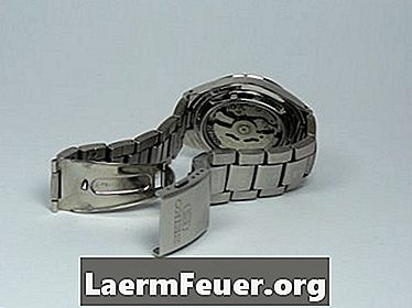 Como ajustar a pulseira de metal expansível de um relógio