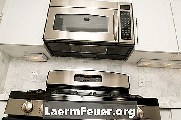 Bagaimana untuk memasang pendirian microwave di atas dapur