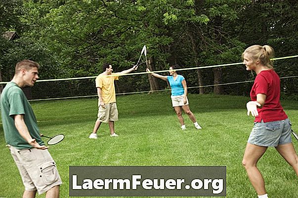 Cum se construiește o plasă de badminton în curtea dvs