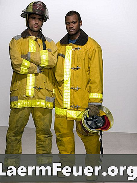 Wie ist die Arbeitskleidung der Feuerwehrleute?