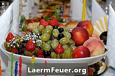 Como organizar bandejas de frutas e decorações de banquetes