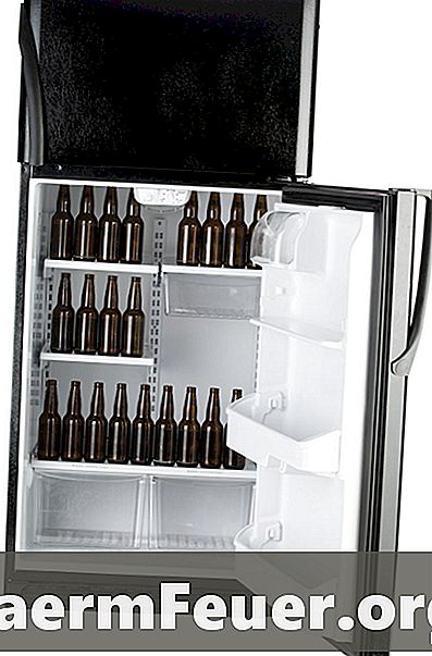 Como organizar garrafas de cerveja no fundo do refrigerador de um bar