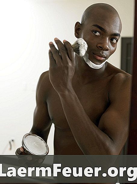 Kako se crni ljudi mogu riješiti tamnih mrlja uzrokovanih brijanjem