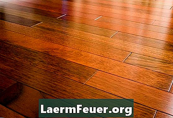 एक वार्निश लकड़ी के फर्श पर उच्च-चमक सिंथेटिक तामचीनी कैसे पारित करें