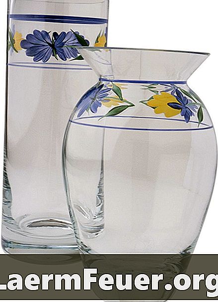 Come dipingere i vasi di vetro trasparente