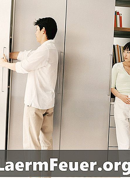 Kako lahko odprete zaklenjena vrata omarice