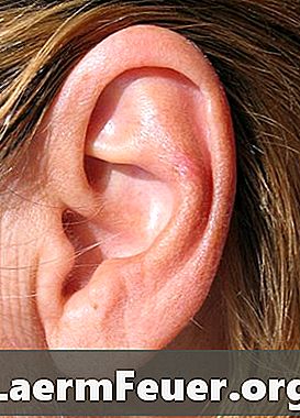 Come mettere un piercing all'orecchio falso