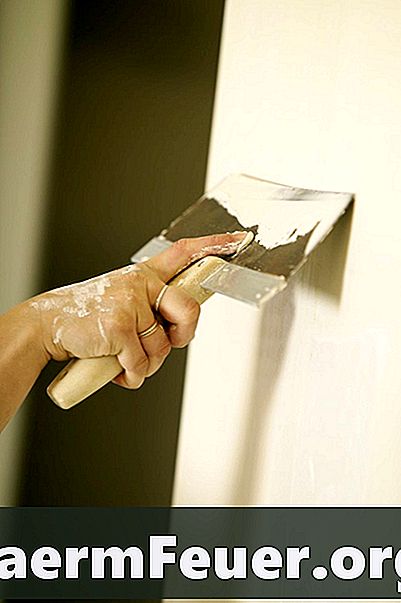 Come rimuovere la polvere di gesso dai muri dopo il restauro