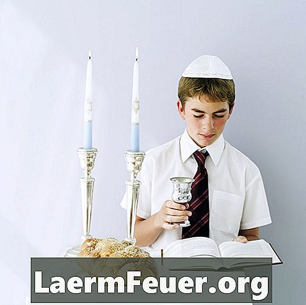 Come eseguire la cerimonia di accendere le candele di un bar mitzvah