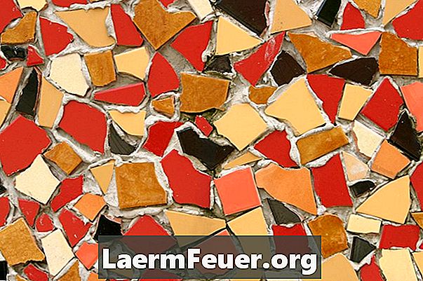 Come riciclare le piastrelle in ceramica per formare resti dai piatti a mosaico