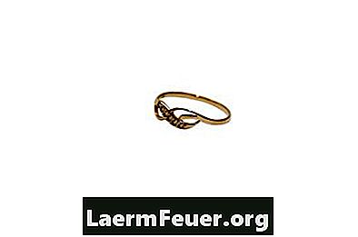 Como recuperar a cor de um anel de ouro amarelo?