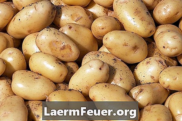 Sådan reduceres jordens pH for at dyrke kartofler