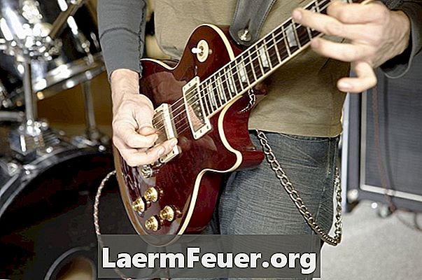 Hvordan justere armspenningen til en gitar