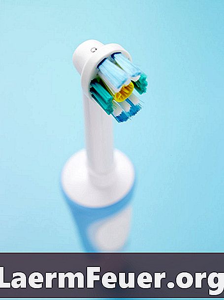 So entfernen Sie den Kopf einer elektrischen Oral-B CrossAction-Zahnbürste