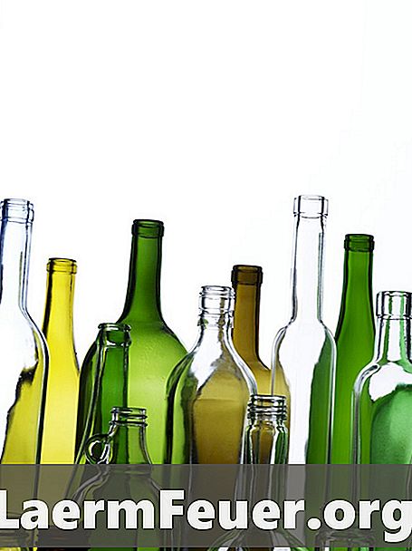 Hoe de lijm van het etiket van een glazen fles te verwijderen