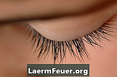 Hvordan fjerne eyelash lim uten en remover