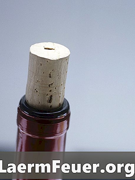Como remover a rolha de uma garrafa de vinho com um guardanapo