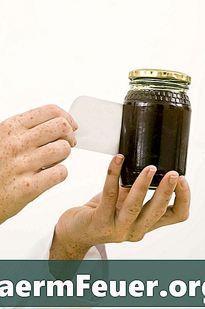 Come rimuovere gli adesivi in ​​vinile dal vetro