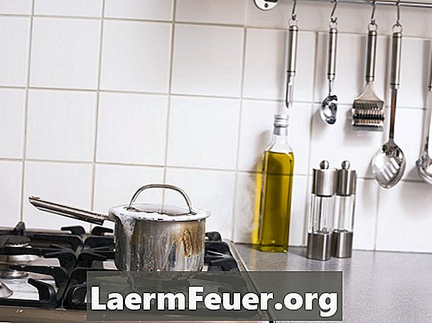 ステンレス鋼の炊事道具から傷や汚れを取り除く方法