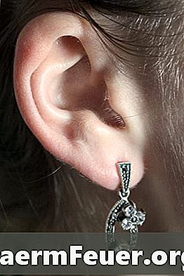 Hur man tar bort örhängen från örat
