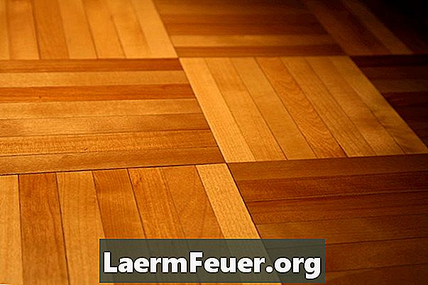 كيفية إزالة الغراء من الأرضيات الخشبية المثبتة حديثا