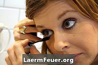 Hoe vloeibare eyeliner van kleding te verwijderen