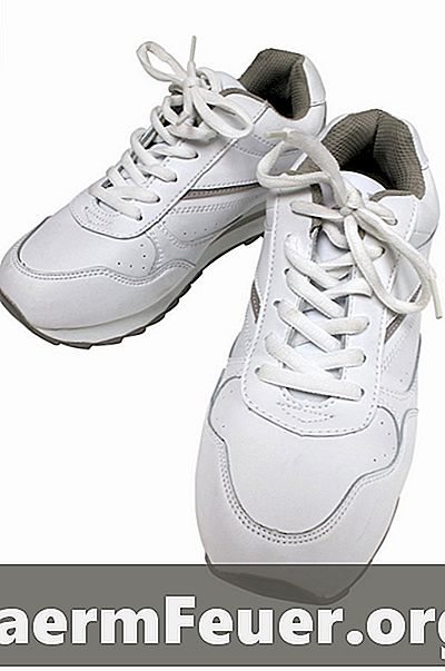 Wie entferne ich überschüssige Sprühfarbe von meinen weißen Schuhen?