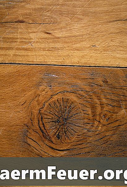 Cómo quitar manchas causadas por el agua en los pisos de madera