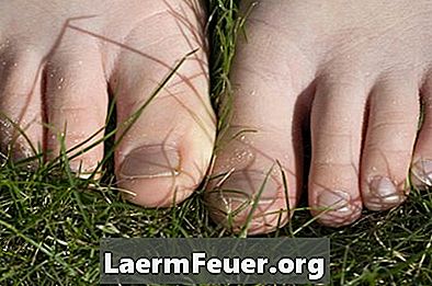Come rimuovere le macchie di erba sui piedi