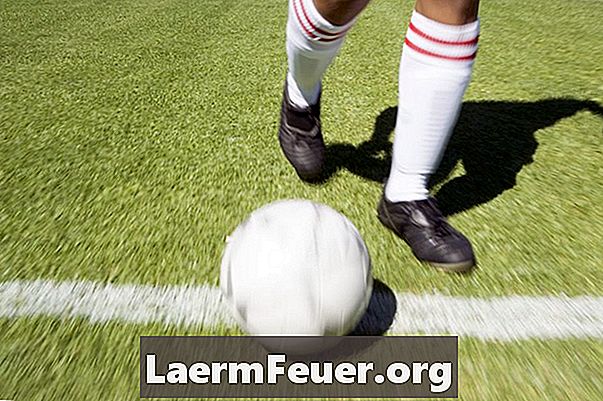 Cómo quitar manchas de césped artificial en una bola de fútbol