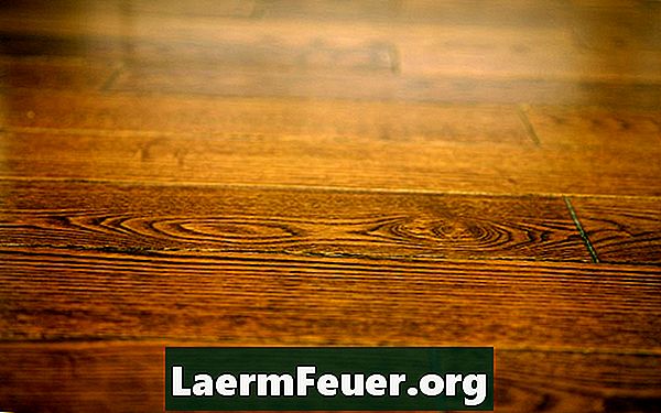 Hogyan távolítsuk el az alkohol foltokat a fa padlóról