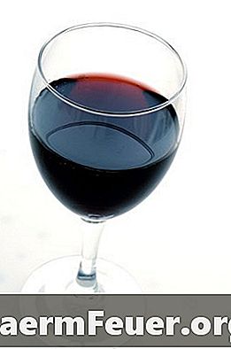 Jak usunąć plamę czerwonego wina ze skóry