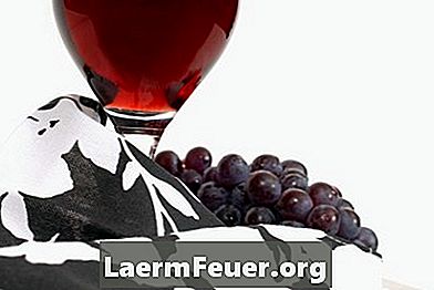 Hur man tar bort röda vinfläckar från matta