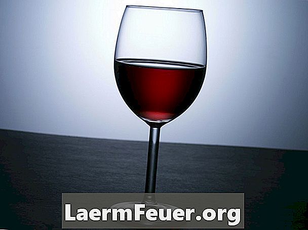 Hvordan fjerne rødvin flekker i en glass cup