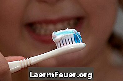 Cum să eliminați spumele maro și galben din dinții copiilor