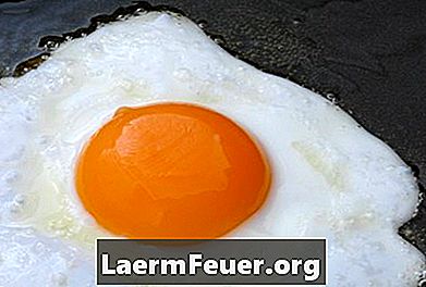 Sådan fjerner stegt æg fra en Revere rustfrit stål skillet
