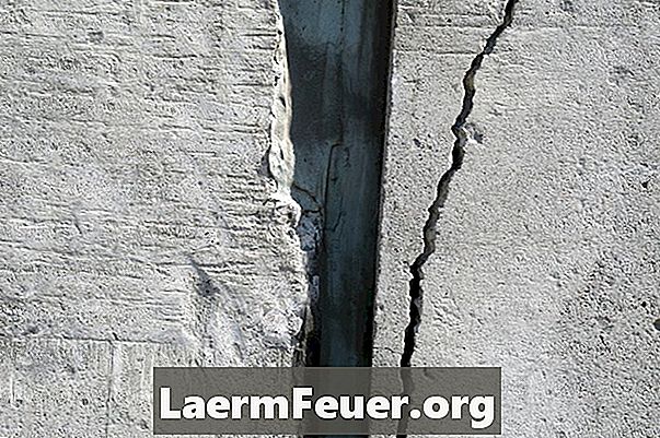 Как удалить бетонный герметик со стены