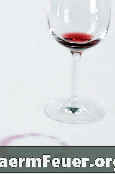 Come rimuovere una macchia di vino rosso secco da un tessuto