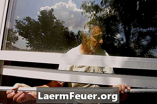 Como reparar a calafetação de janelas de alumínio
