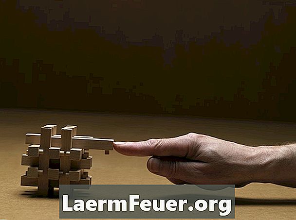 Come risolvere il puzzle di legno 3D in formato cubico con una palla all'interno