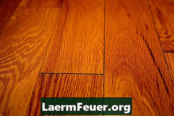 Hoe een houten vloer te herstellen met was en staalwol