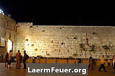 Как да се облечете правилно, за да посетите стената на плача в Йерусалим